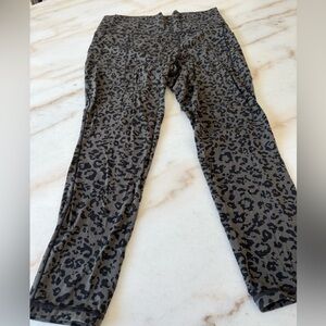 Athleta leopard print leggings stash pockets 7/8 length, size Large pink